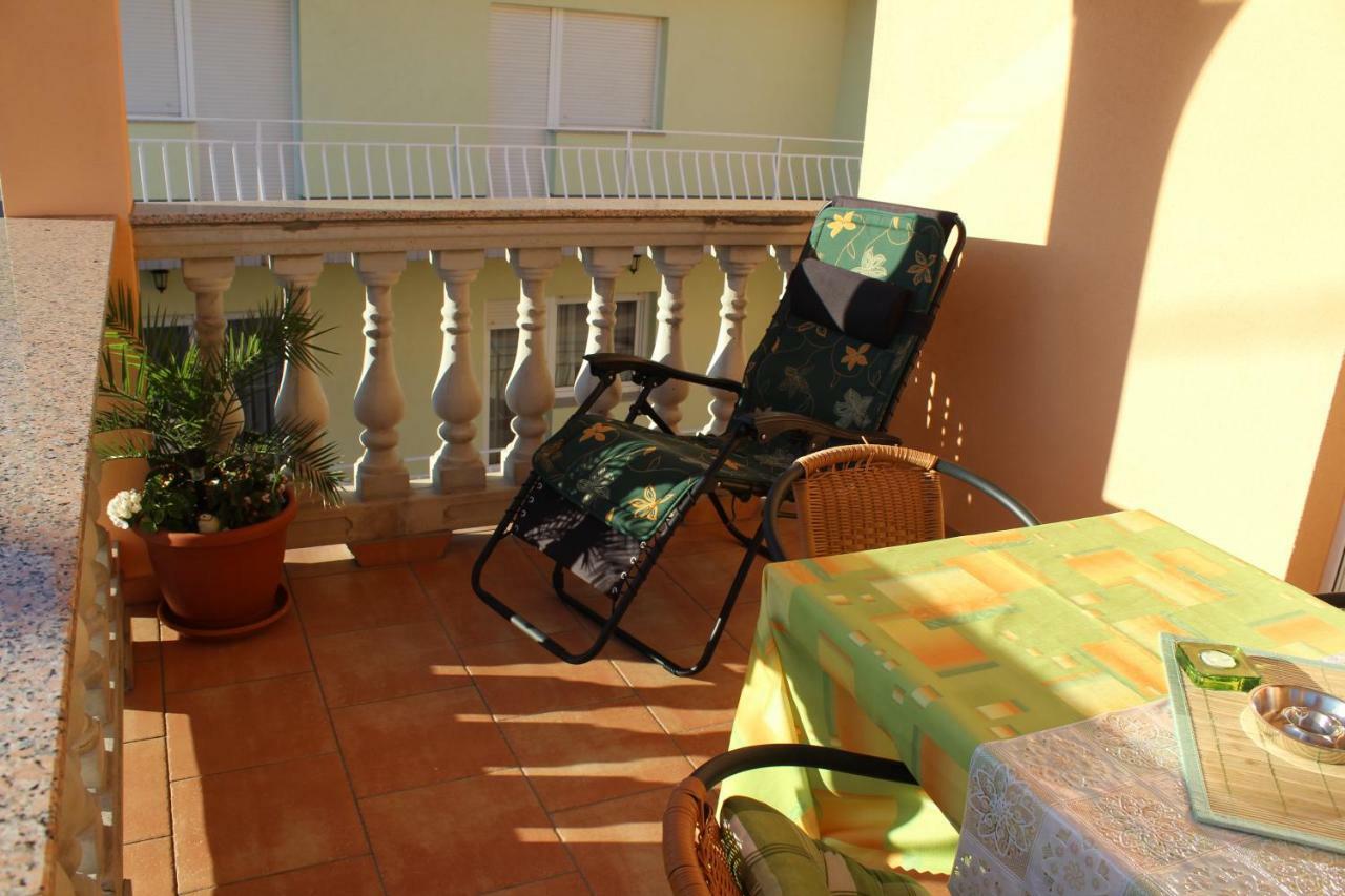 Apartment Sara Novi Vinodolski Exterior foto